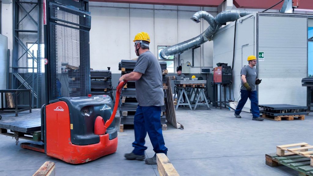 operai al lavoro in CMV - Carpenteria Meccanica Valchiavenna